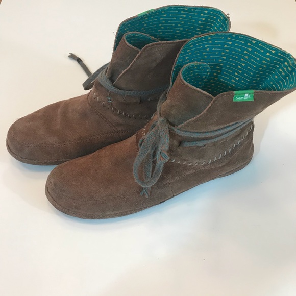 sanuk moccasin boots
